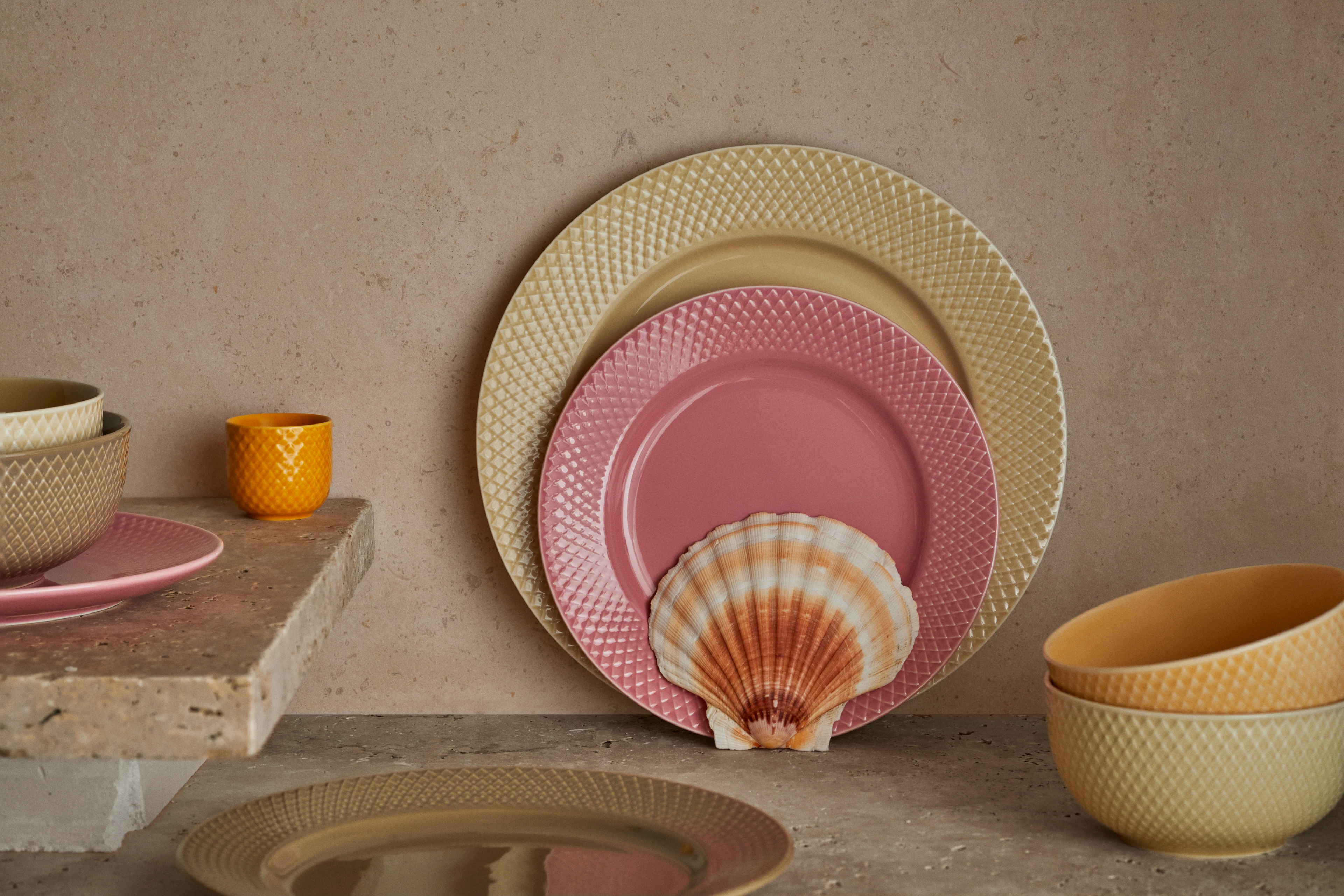 Middagstallerken Ø27 cm fra Lyngby Porcelæn i fargen Marble, laget av Keramikk