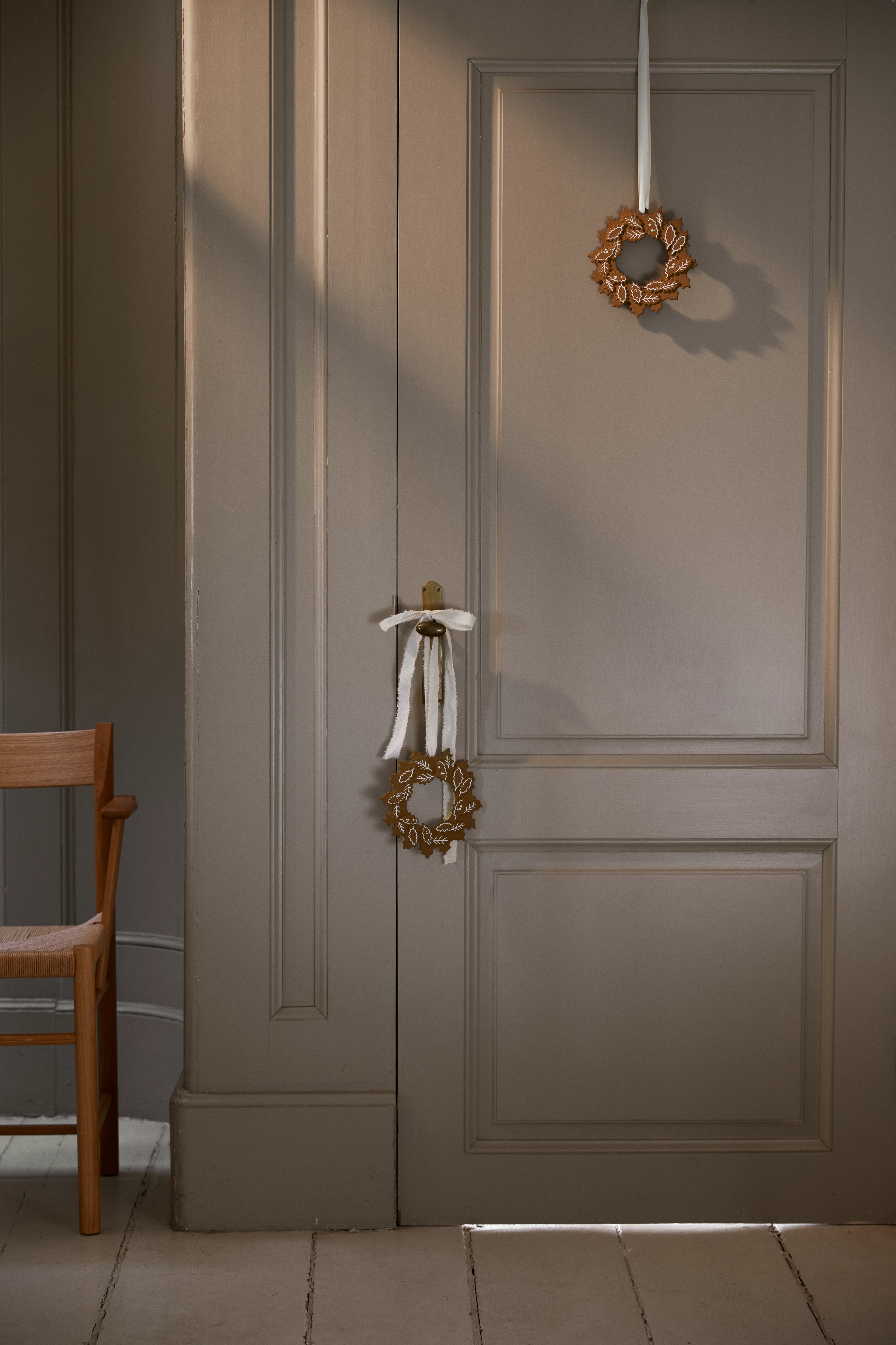 Garland Ø18.5 cm from Kähler  in Brown color, made of Ceramics