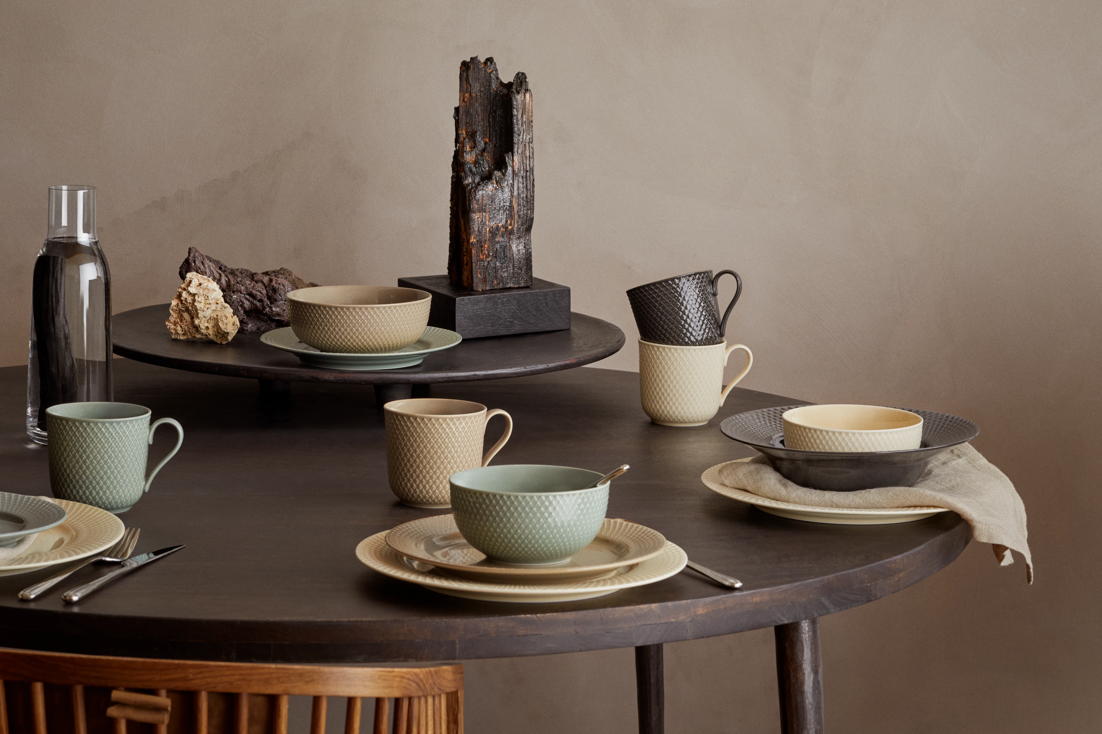 Lunsjtallerken Ø21 cm fra Lyngby Porcelæn i fargen Moss, laget av Keramikk