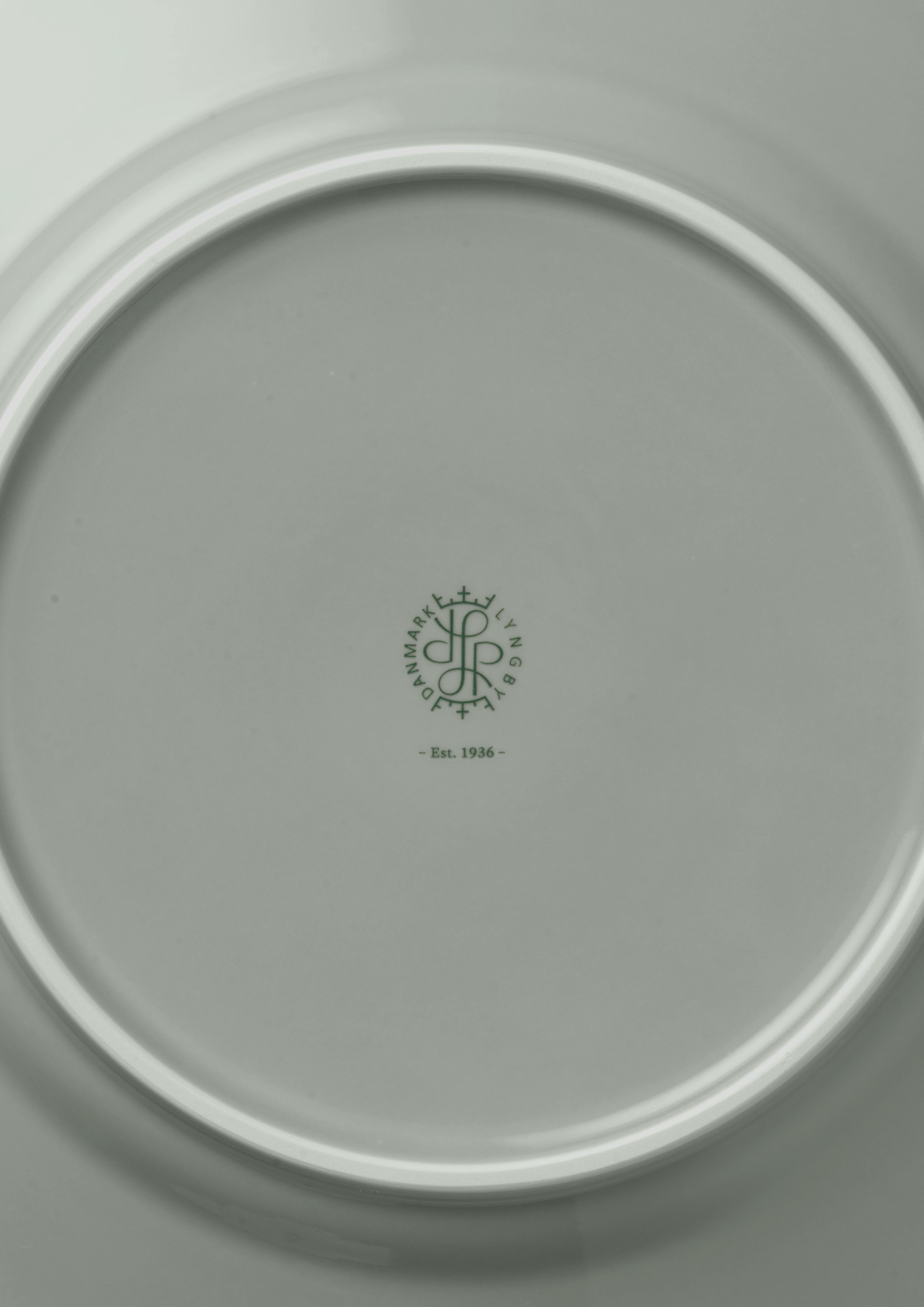 Lunsjtallerken Ø21 cm fra Lyngby Porcelæn i fargen Moss, laget av Keramikk