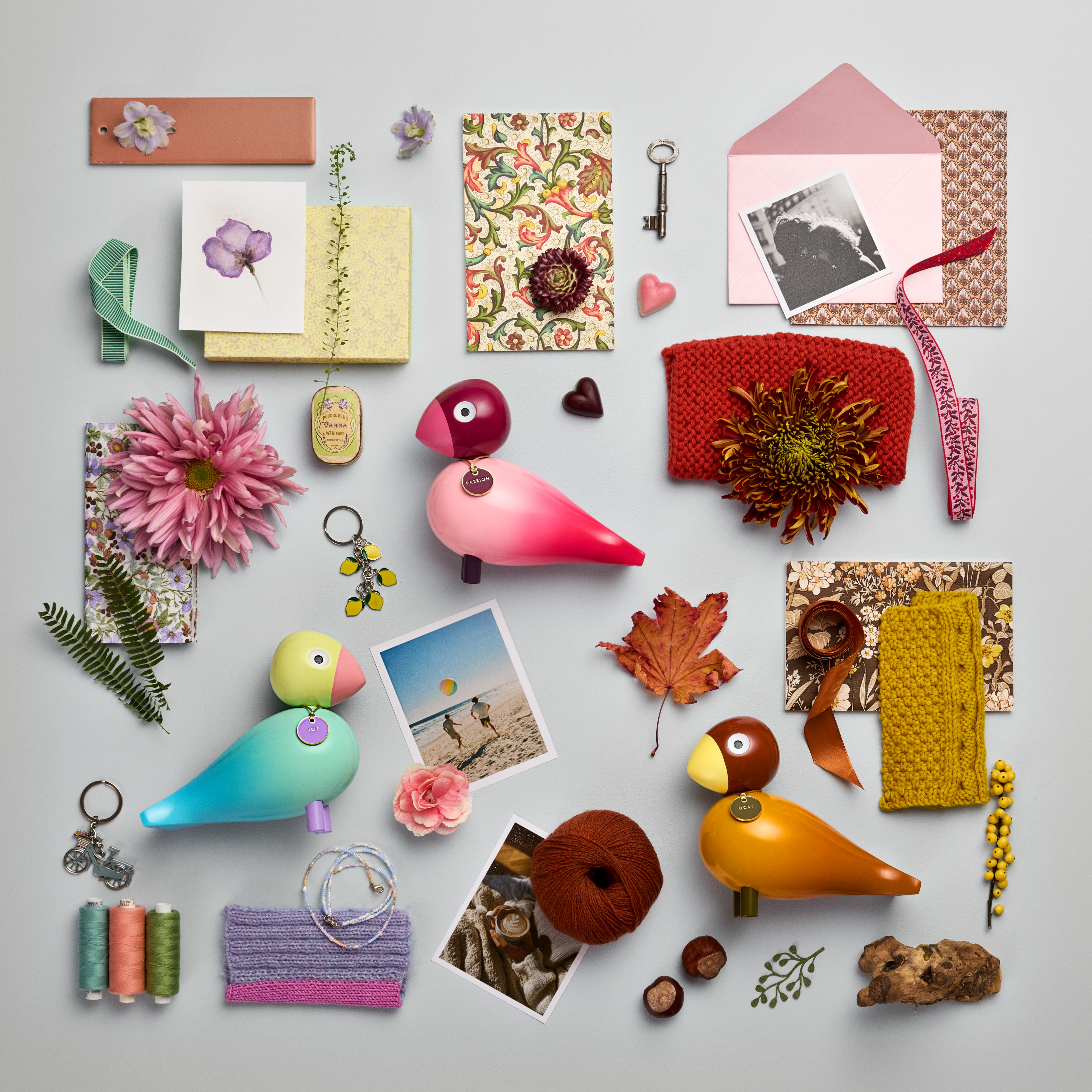 Kay Bojesen Story Birds i farverigt flatlay med fugle, fotos og tekstiler inspireret af livets store følelser