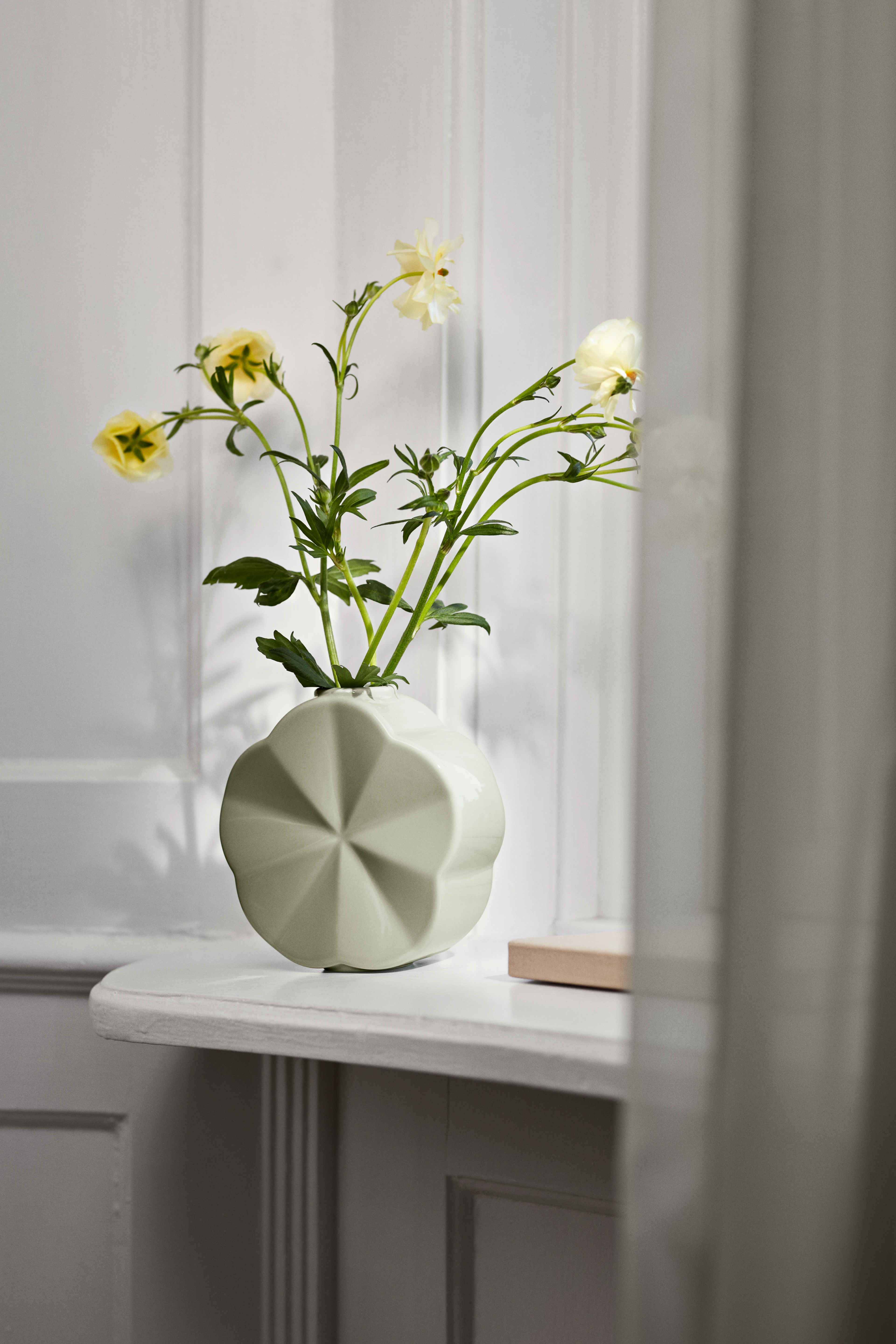 Åkervindel Vase H14 cm fra Lyngby Porcelæn i fargen Grønn, laget av Keramikk