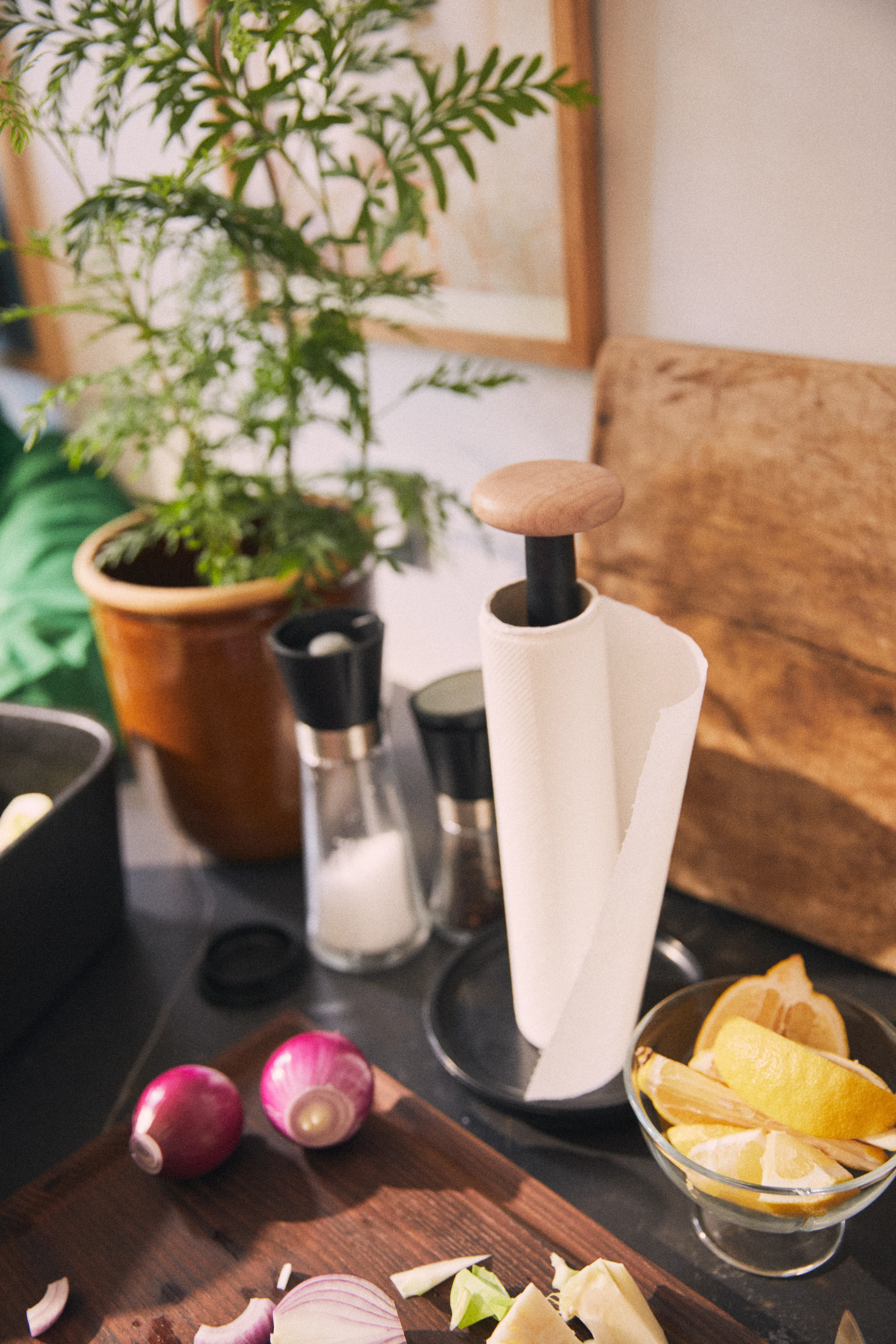 Paper Pal køkkenrulleholder H30cm fra Rosendahl i farven Sort, lavet af Plastik