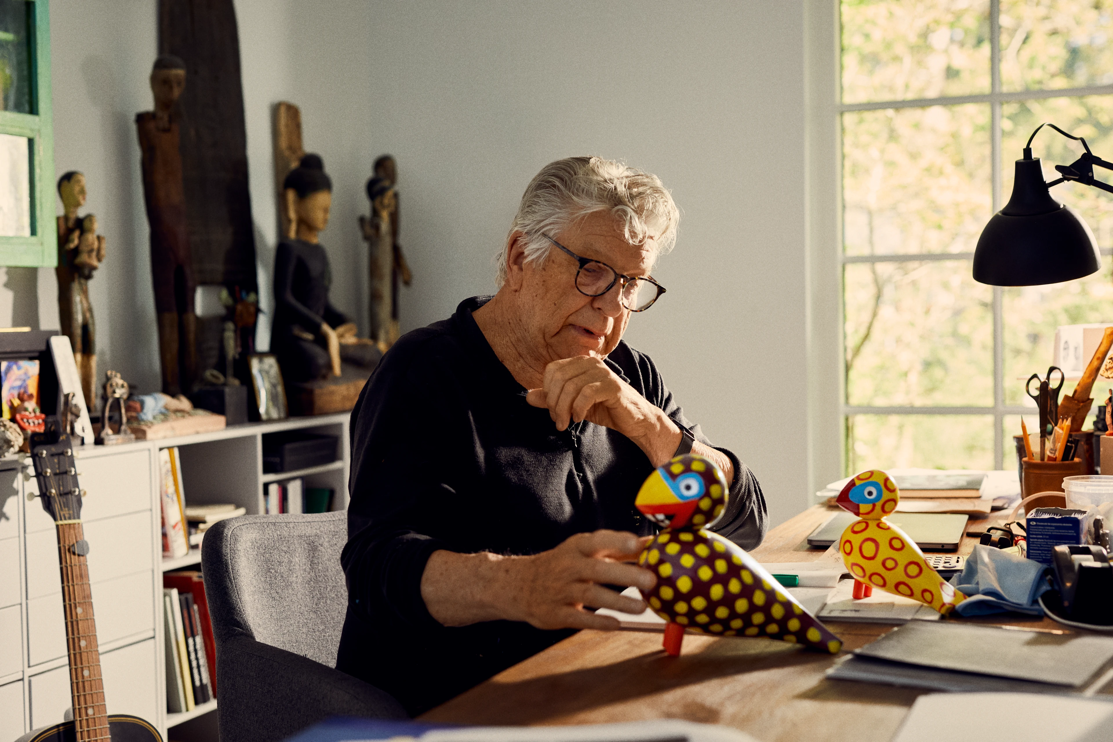 x Leif Sylvester Singvogel 2025 H20 cm von Kay Bojesen in der Farbe Laughing bird, hergestellt aus Holz